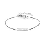 Das Tamaris Armband - Glaube, Liebe, Hoffnung von Tamaris besticht durch sein zartes Silberdesign mit rechteckiger Platte und rundem Talisman - ein elegantes Geschenk für jeden Anlass.