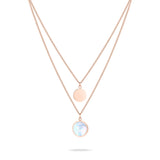 Die Tamaris Halskette - Perlmutt von Tamaris besteht aus zwei roségoldenen Lagen mit einem runden Anhänger und einem schillernden Perlmutt Coin Charm an separaten Ketten für ein schickes, müheloses Layering.
