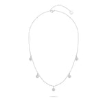 Die Tamaris Halskette - Coin von Tamaris ist eine filigrane Silberkette mit fünf kleinen Münz-Charms aus Edelstahl, die gleichmäßig entlang der Kette angeordnet sind.