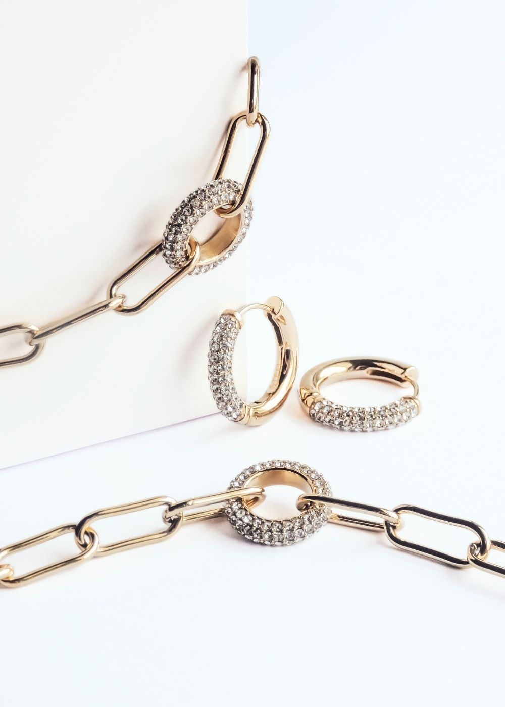 Tamaris Schmuckset in Gold: Gliederkette und Creolen mit funkelnden Zirkonia-Elementen – eleganter Damenschmuck in modernem Design.