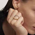 PDPaola Ring bestehend aus einem doppelreihigen, goldenen Ring mit Steinen aus Perlmutt, blauen Kristallen und weißem Zirkonia; Größe 52 Tragebild
