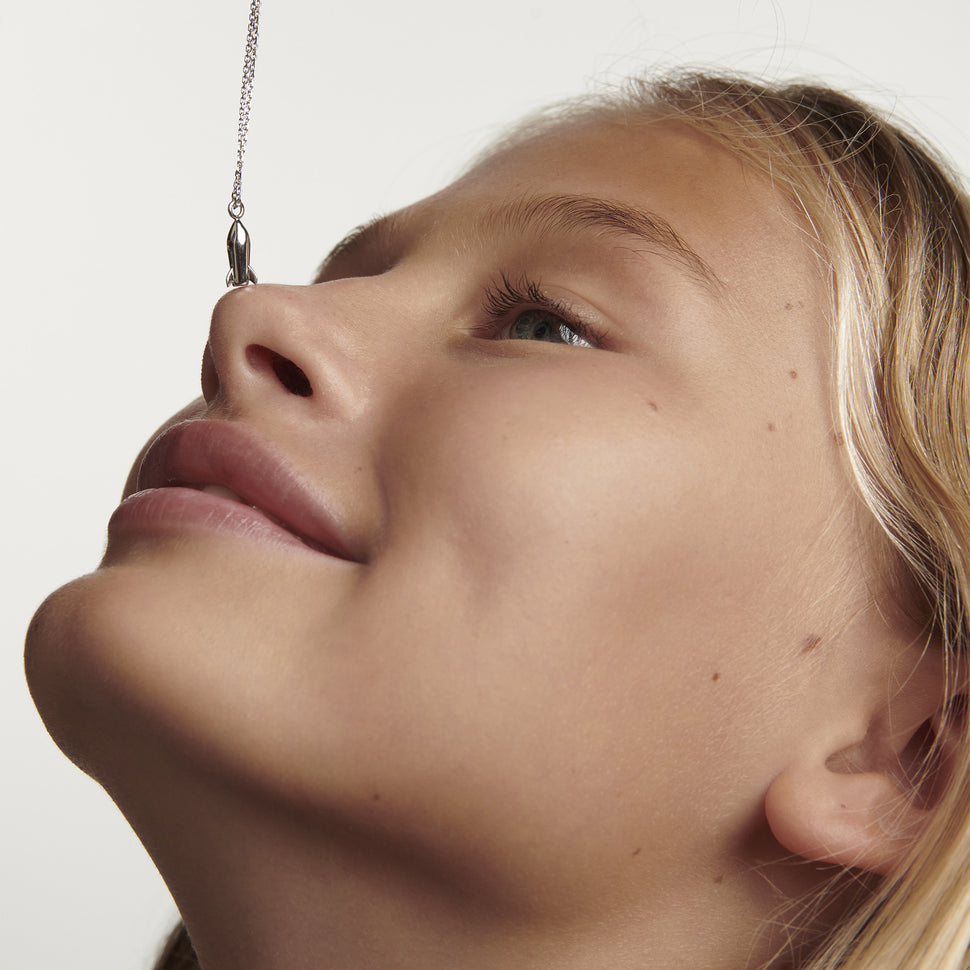 PDPaola Halskette bestehend aus einer silbernen Ankerkette und einem silbernen Raketenanhänger; Modelbild