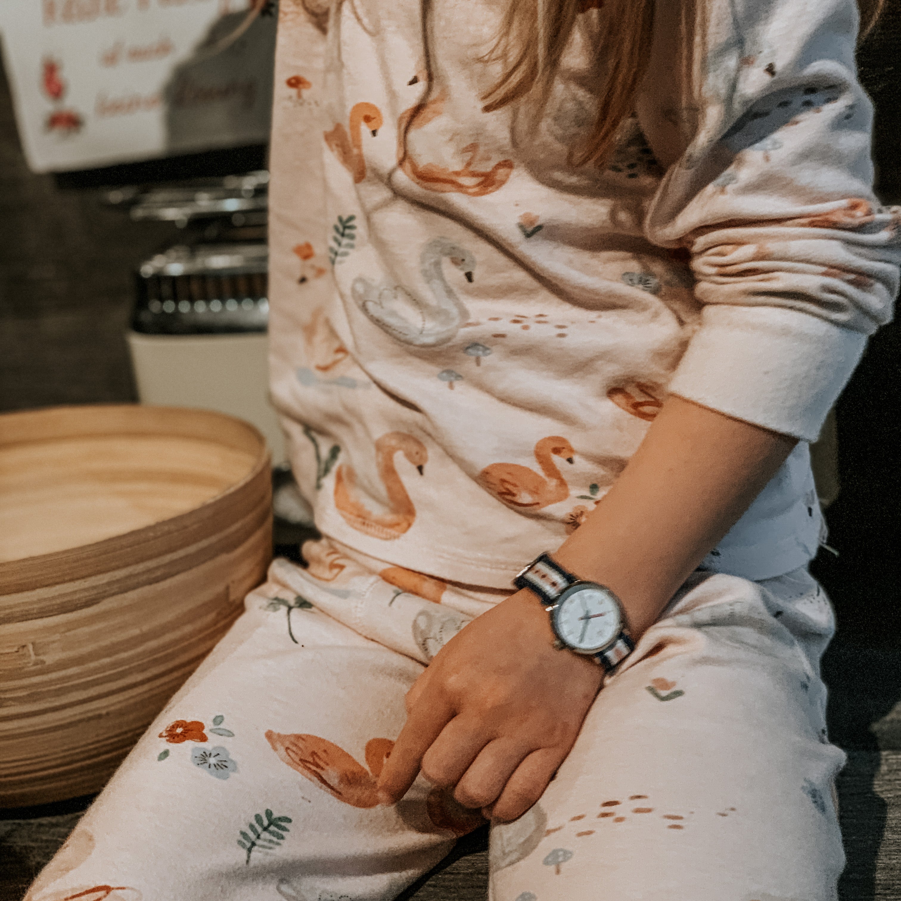 Cool Time Kids Armbanduhr mit rosa Indizes, silbernem Gehäuse und blau-weiß-rosa gestreiftem Textilband; Produktbild