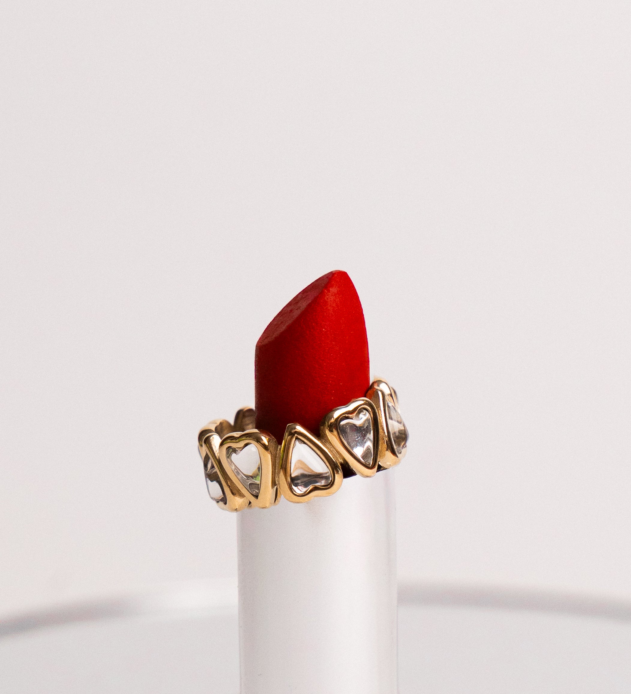 LIEBESKIND BERLIN Herzring in Gold mit offenen Herzformen, kreativ inszeniert auf rotem Lippenstift – moderner Statement-Schmuck mit romantischem Design.
