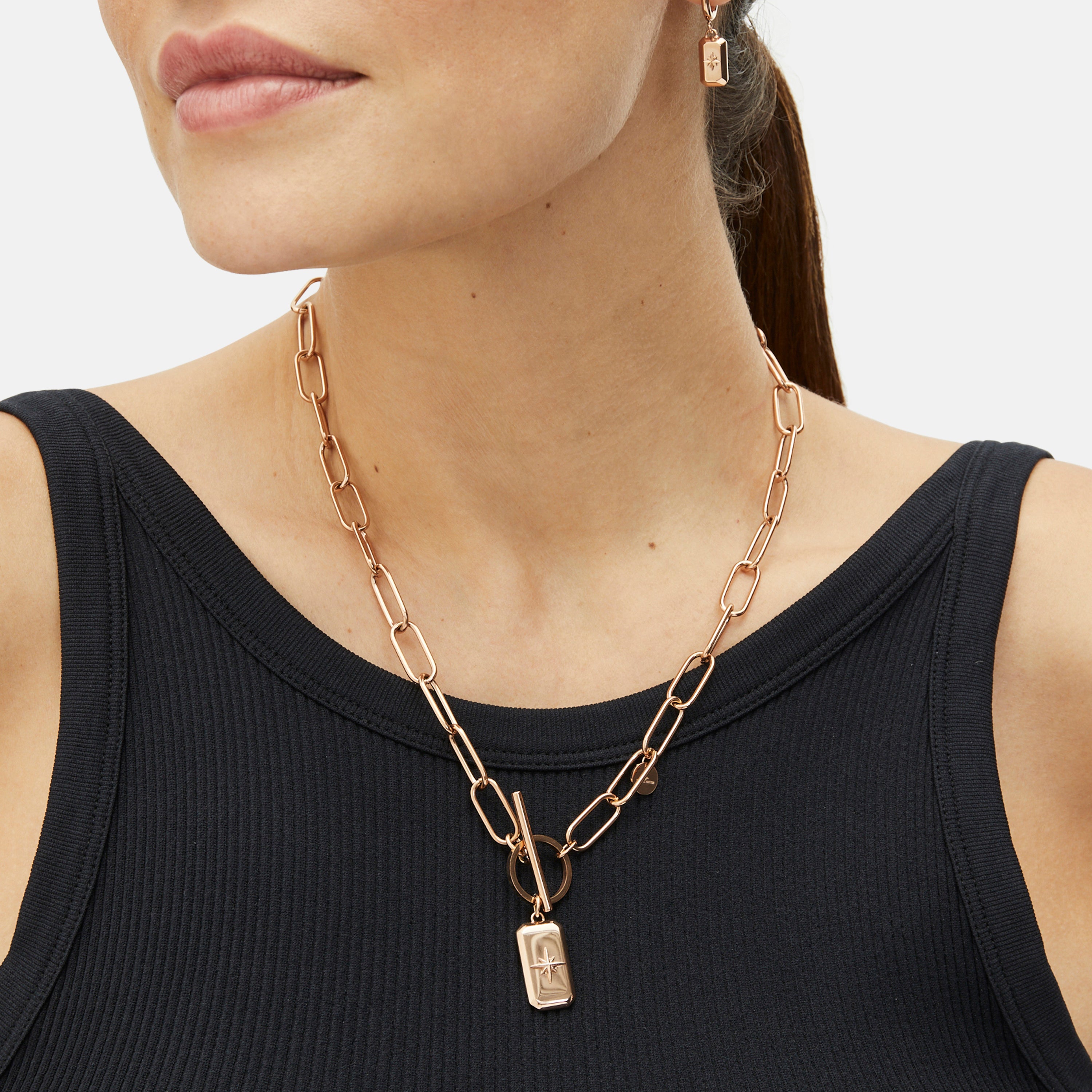 Fynch-Hatton Halskette bestehend aus einer roségoldenen Gliederkette mit Anhänger mit Nordstern-Design; Tragebild