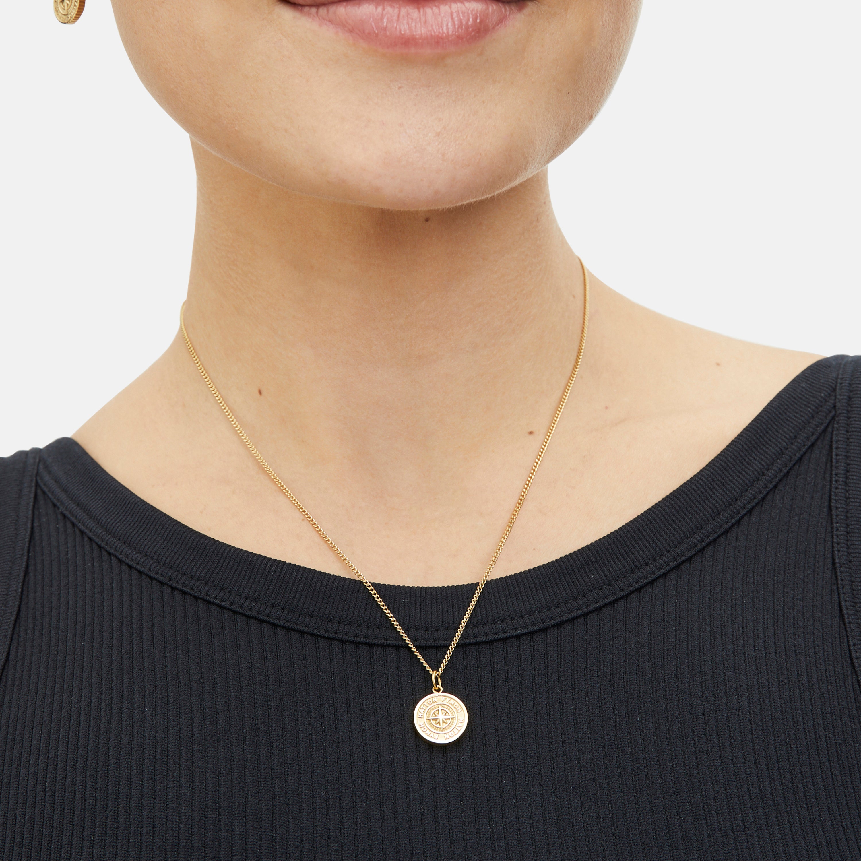 Fynch-Hatton Halskette bestehend aus einer feinen, goldenen Kette mit Münz-Anhänger mit Nordstern-Design; Tragebild