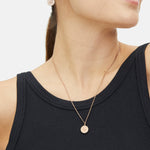Fynch-Hatton Halskette bestehend aus einer feinen, roségoldenen Kette mit Münz-Anhänger mit Nordstern-Design; Tragebild