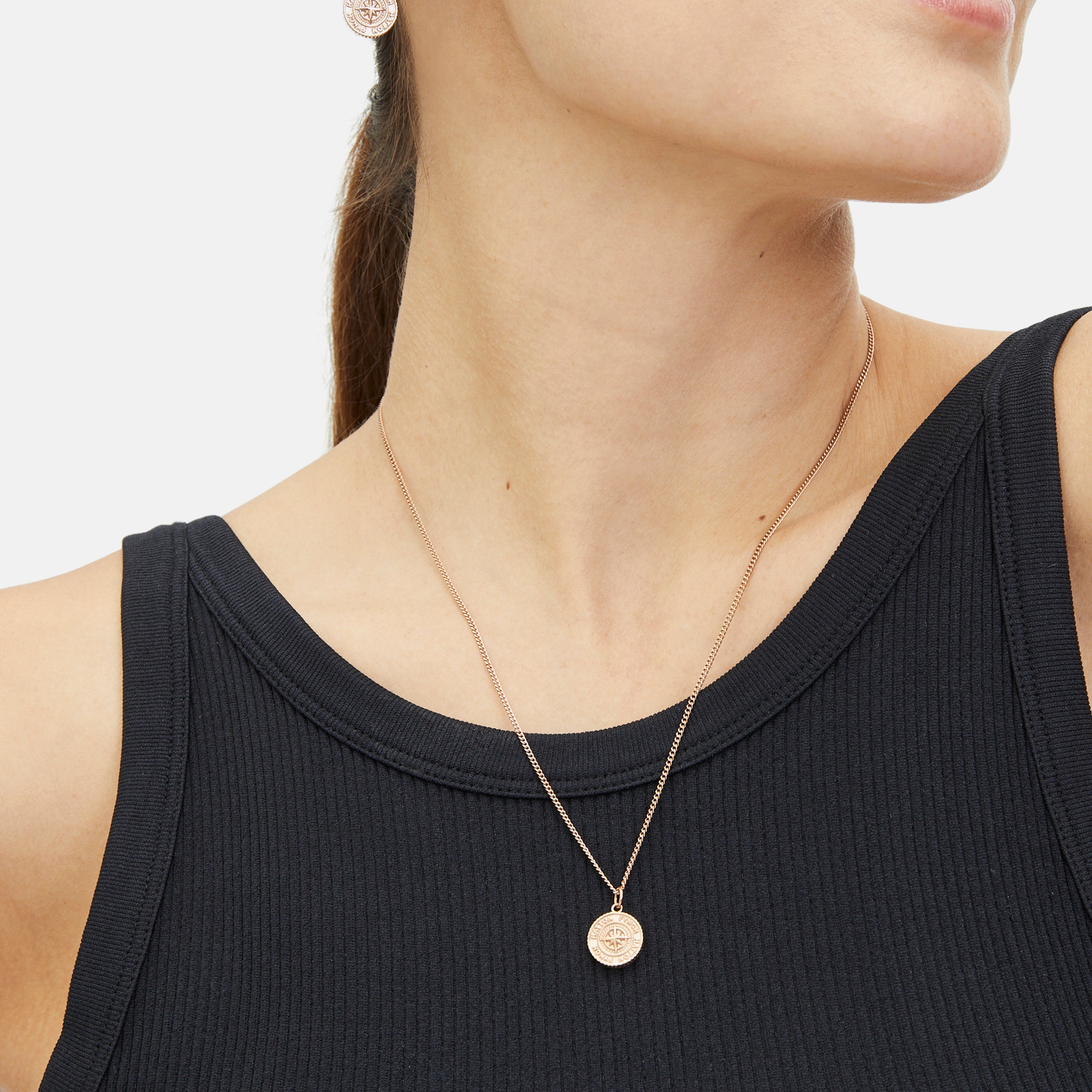 Fynch-Hatton Halskette bestehend aus einer feinen, roségoldenen Kette mit Münz-Anhänger mit Nordstern-Design; Tragebild