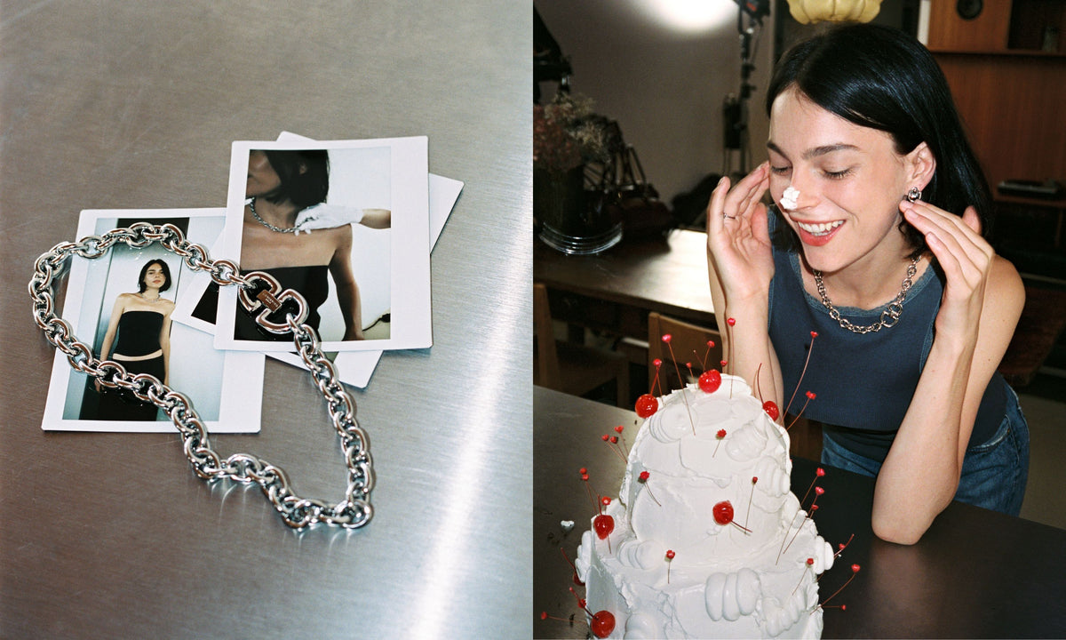 LIEBESKIND BERLIN Schmuck Neuheiten – silberne Statement-Kette und Model mit Halskette und Ohrringen