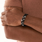 Fossil Armband bestehend aus geflochtenem schwarzem Leder und silbernen Elementen; Tragebild 