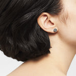 Liebeskind Berlin Ohrstecker mit keeploving-Logo-Gravur in der Farbe silber; Tragebild