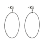 Die LIEBESKIND BERLIN Creole - The Retro One sind silberne Creolen mit strukturierten Rändern, die vom Omega-Ketten-Look inspiriert sind. Sie tragen das Liebeskind Berlin Branding und sind auf weißem Hintergrund zu sehen.