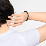 Liebeskind Berlin Armband mit Beads aus schwarzem Turmalin und goldenem Logo mit der Steingröße 6mm Tragebild