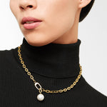 Liebeskind Berlin Halskette bestehend aus einer goldenen Y-Gliederkette mit einem Perlenanhänger; Tragebild