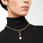 Liebeskind Berlin Halskette bestehend aus einer goldenen Y-Gliederkette mit einem Perlenanhänger; Tragebild