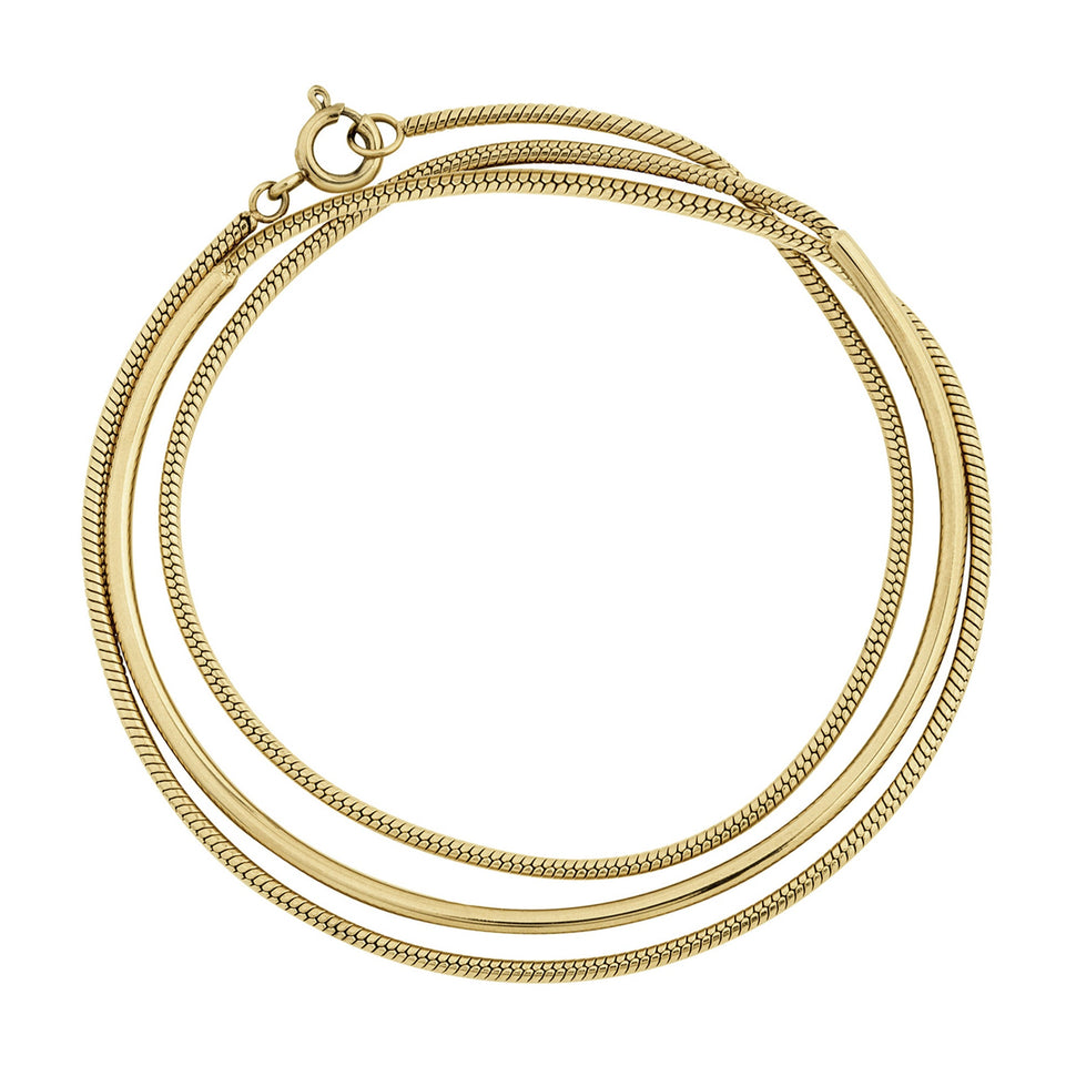 Liebeskind Berlin Armband bestehend aus einem goldenem Armreif und einer goldenen Schlangenkette im Layeringstyle; Produktbild