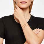 Liebeskind Berlin Armband bestehend aus einem goldenem Armreif und einer goldenen Schlangenkette im Layeringstyle; Tragebild