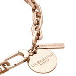 Liebeskind Berlin Armband bestehend aus einer groben, roségoldenen Gliederkette und zwei roségoldenen Anhängern; Nahaufnahme