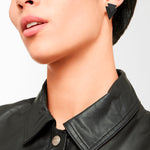 Liebeskind Berlin Ohrhänger mit zwei grafischen, unsymmetrischen Dreieckselementen in der Farbe schwarz; Tragebild