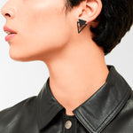 Liebeskind Berlin Ohrhänger mit zwei grafischen, unsymmetrischen Dreieckselementen in der Farbe schwarz; Tragebild