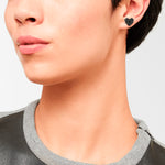 Liebeskind Berlin Ohrstecker in geometrischer Herzform mit grafischen Elementen, in der Farbe schwarz; Tragebild