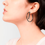 Liebeskind Berlin Creole - Basic mit abnehmbaren Stab in der Farbe schwarz Tragebild