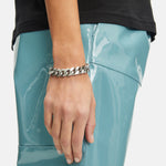 Liebeskind Berlin Armband aus einer groben Chunky Chain in der Farbe silber; Tragebild