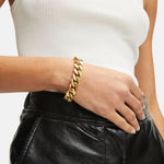 Liebeskind Berlin Armband aus einer groben Chunky Chain in der Farbe gold; Tragebild