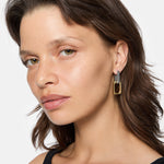 moderne Ohrstecker in rechteckiger Gliederform, silberfarbenen oberen und goldfarbenen unteren Teil. Tragebild