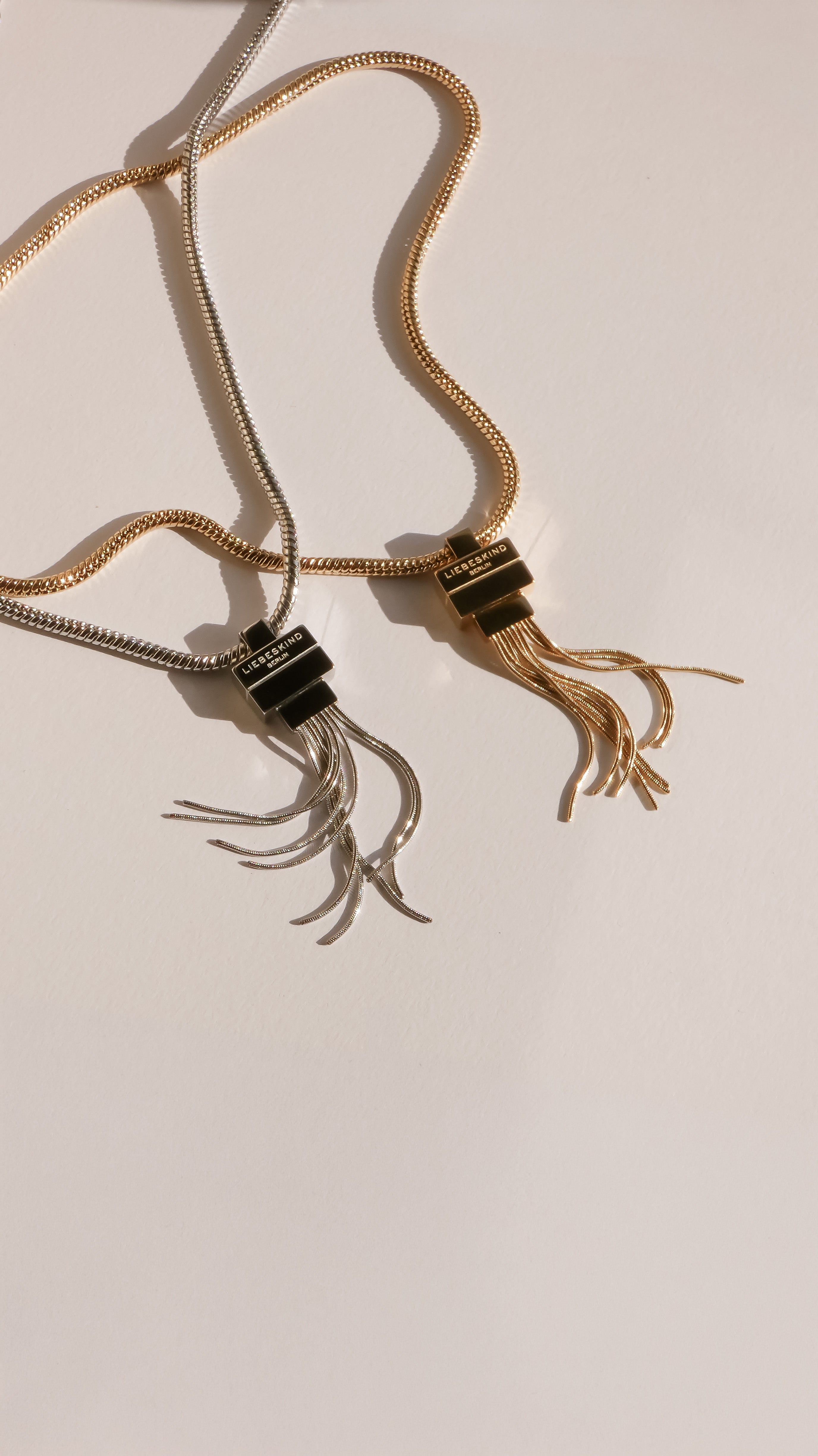 LIEBESKIND BERLIN Bold and Soft Fringe Halsketten in Gold und Silber mit beweglichen Fransen