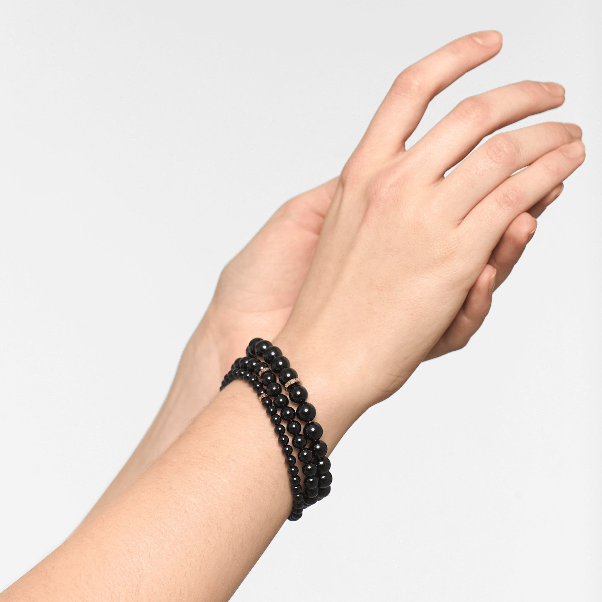 Liebeskind Berlin Armband mit Beads aus schwarzem Turmalin und goldenem Logo mit der Steingröße 8mm Tragebild