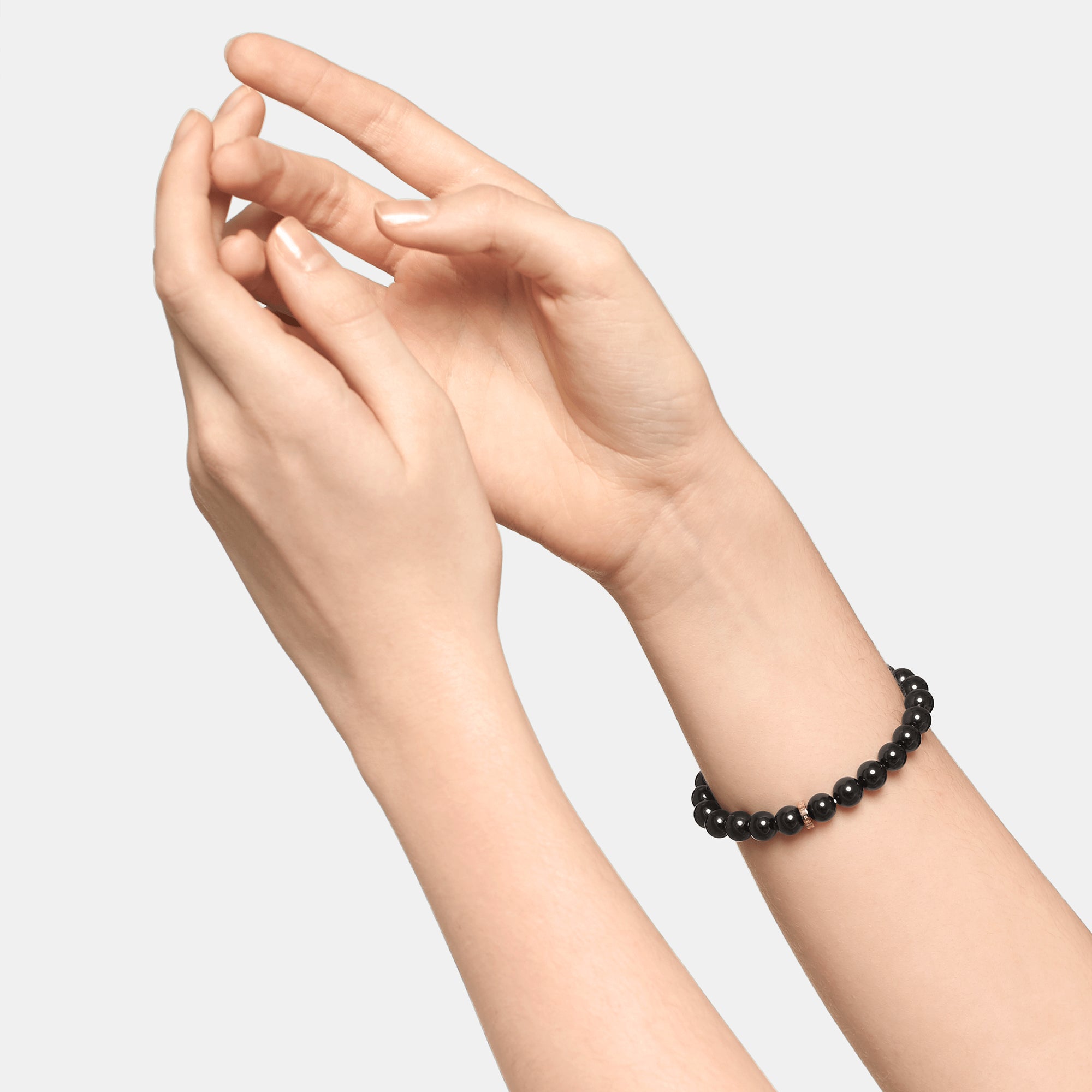 Liebeskind Berlin Armband mit Beads aus schwarzem Turmalin und goldenem Logo mit der Steingröße 8mm Tragebild