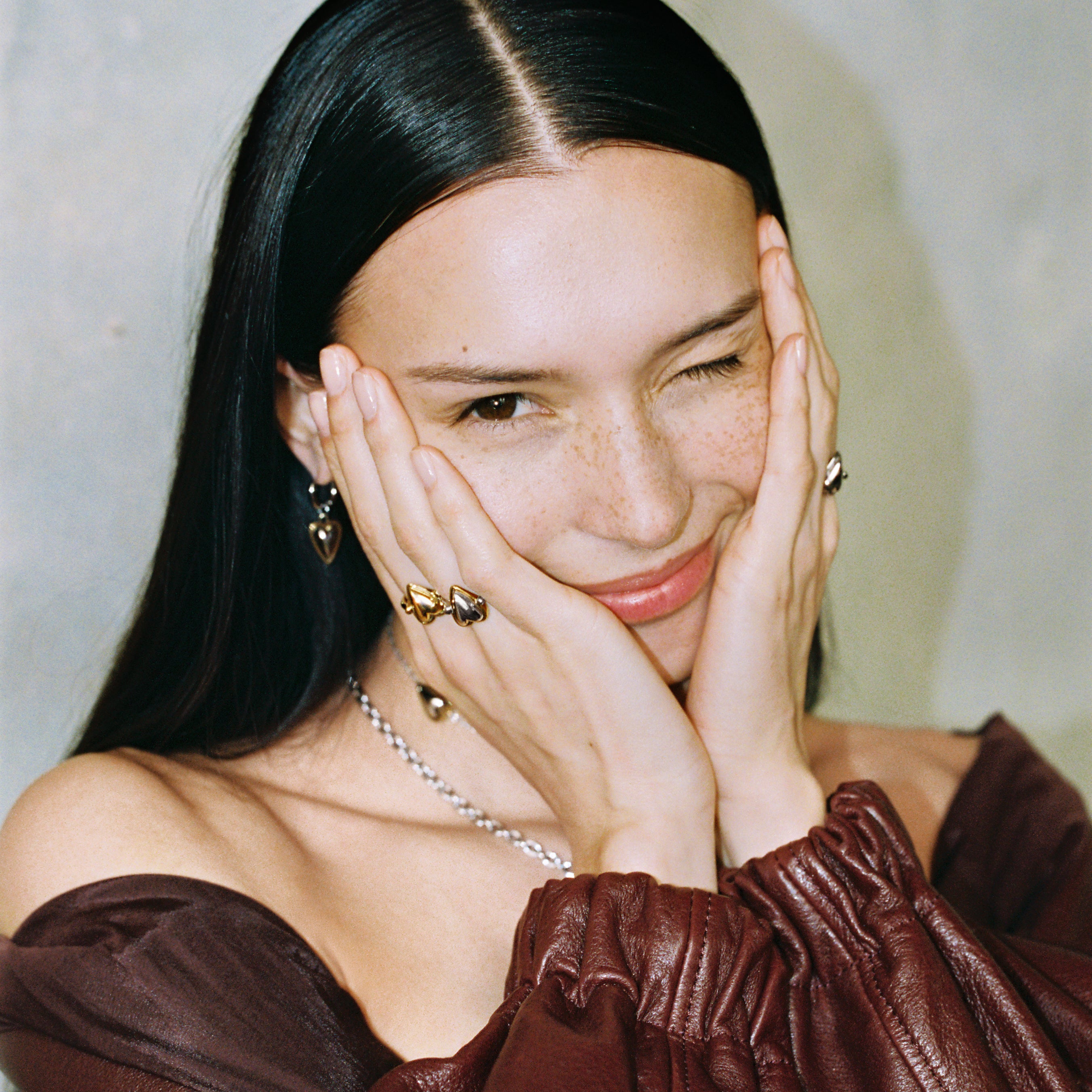 Model trägt LIEBESKIND BERLIN Schmuck mit Herzringen und passenden Ohrringen – moderner, femininer Look mit ausdrucksstarkem Schmuckdesign.