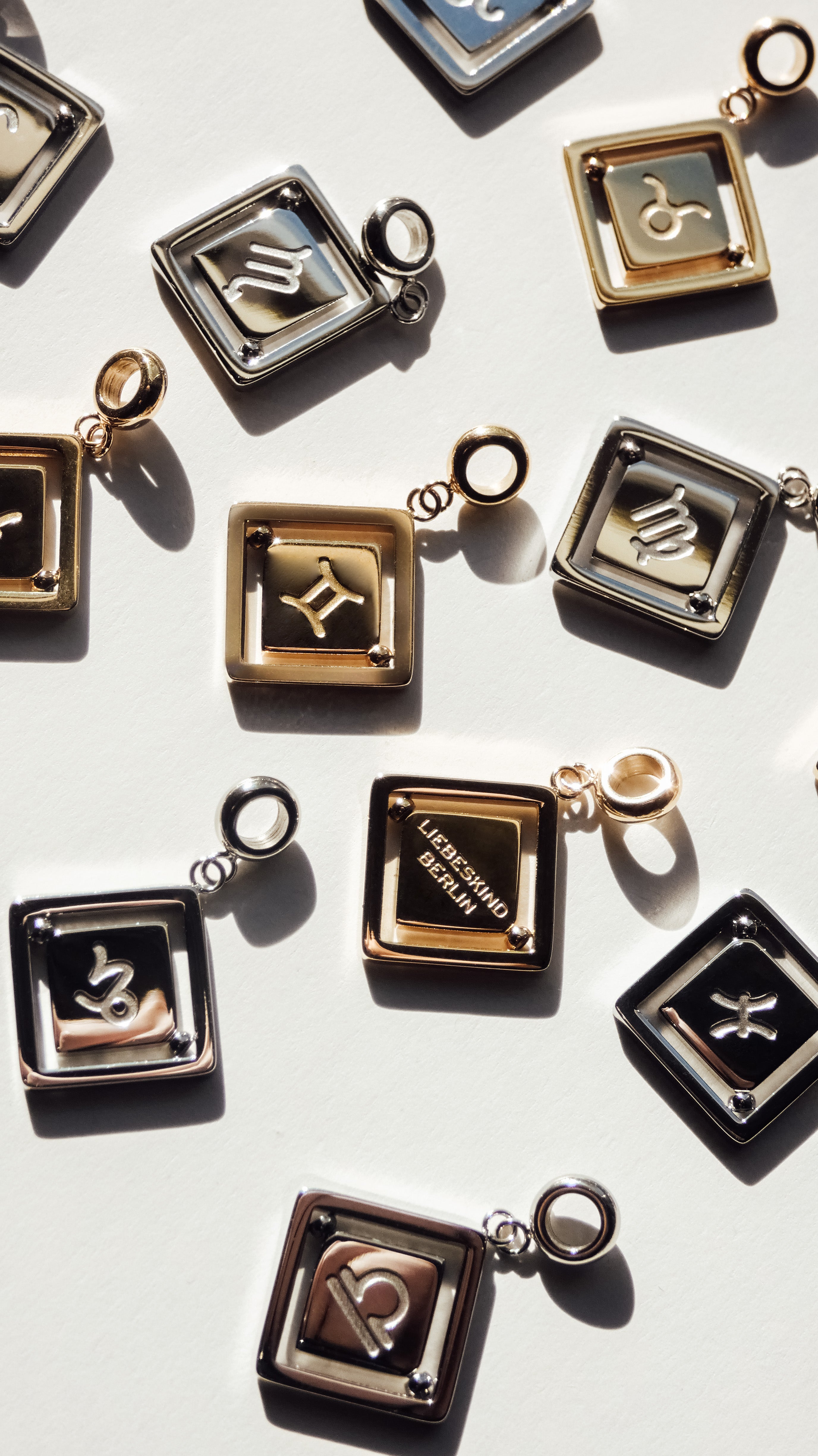 Sternzeichen Charms mit Drehbarem Element von LIEBESKIND BERLIN