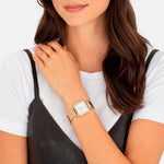 Liebeskind Berlin Armbanduhr im Retro-Look mit goldenem, quadratischem Gehäuse und goldenem Edelstahlband; Tragebild