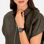 Liebeskind Berlin Armbanduhr mit schwarzem Zifferblatt, schwarzen Indizes, gemustertem Gehäuse aus hochwertigem Acetat in schwarz-weiß und schwarzem Lederband; Tragebild