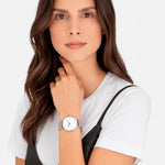 Liebeskind Berlin Armbanduhr mit Zirkoniadetails auf dem Zifferblatt, silbernen Indizes, silbernem Gehäuse und silbernem Meshband; Tragebild