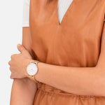 Liebeskind Berlin Armbanduhr mit Zirkoniadetails auf dem Zifferblatt, goldenen Indizes, goldenem Gehäuse und goldenem Meshband; Tragebild