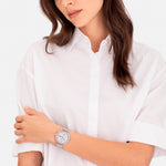 Liebeskind Berlin Armbanduhr mit Multifunktionswerk, silbernen Indizes, silbernem Gehäuse und silbernem Meshband; Tragebild