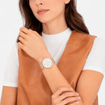 Liebeskind Berlin Armbanduhr mit Multifunktionswerk, goldenen Indizes, goldenem Gehäuse und goldenem Meshband; Tragebild