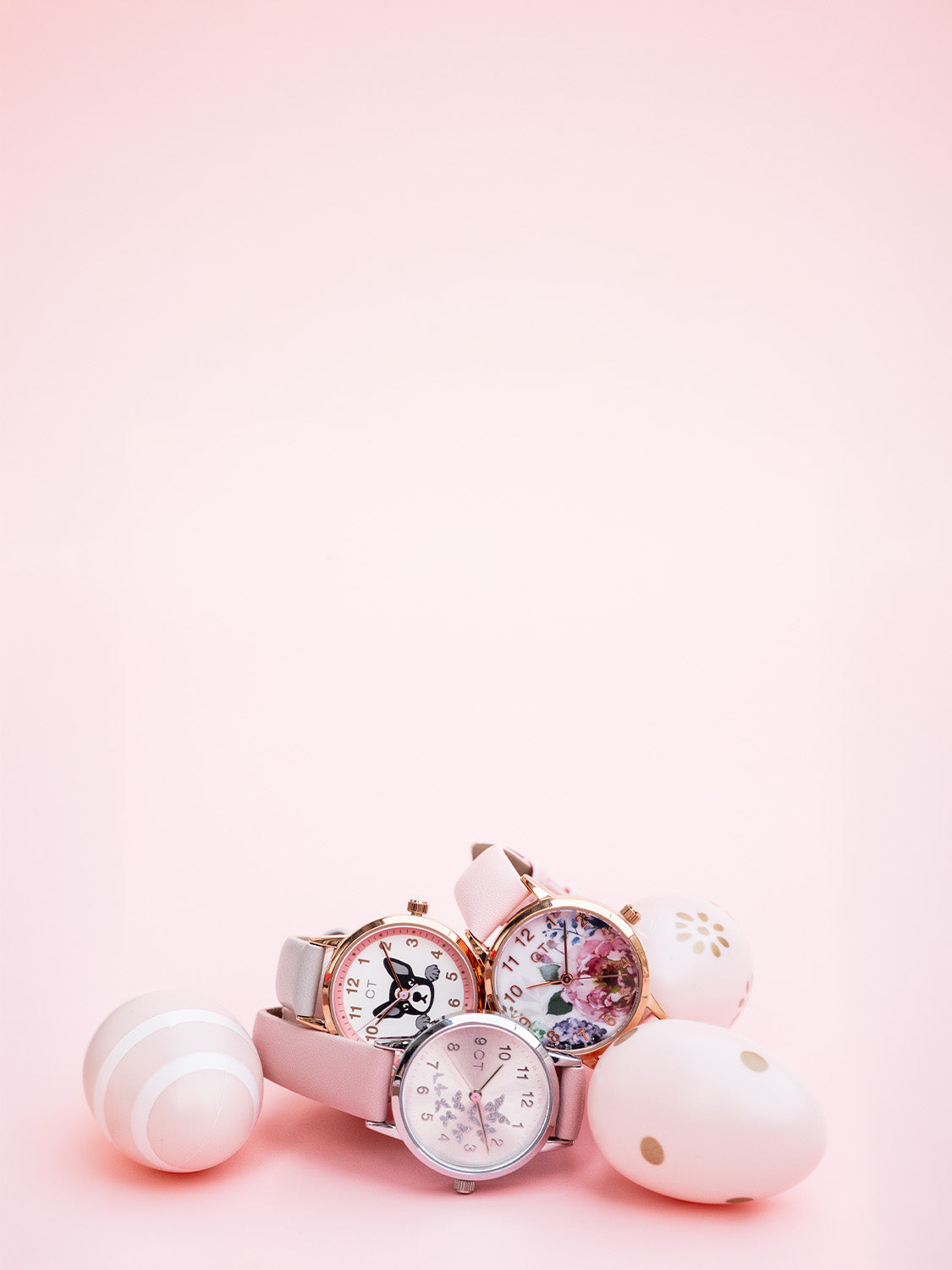 Kinderuhr am Handgelenk beim Puzzeln – Armbanduhr für Kinder als spielerisches Accessoire im Alltag.