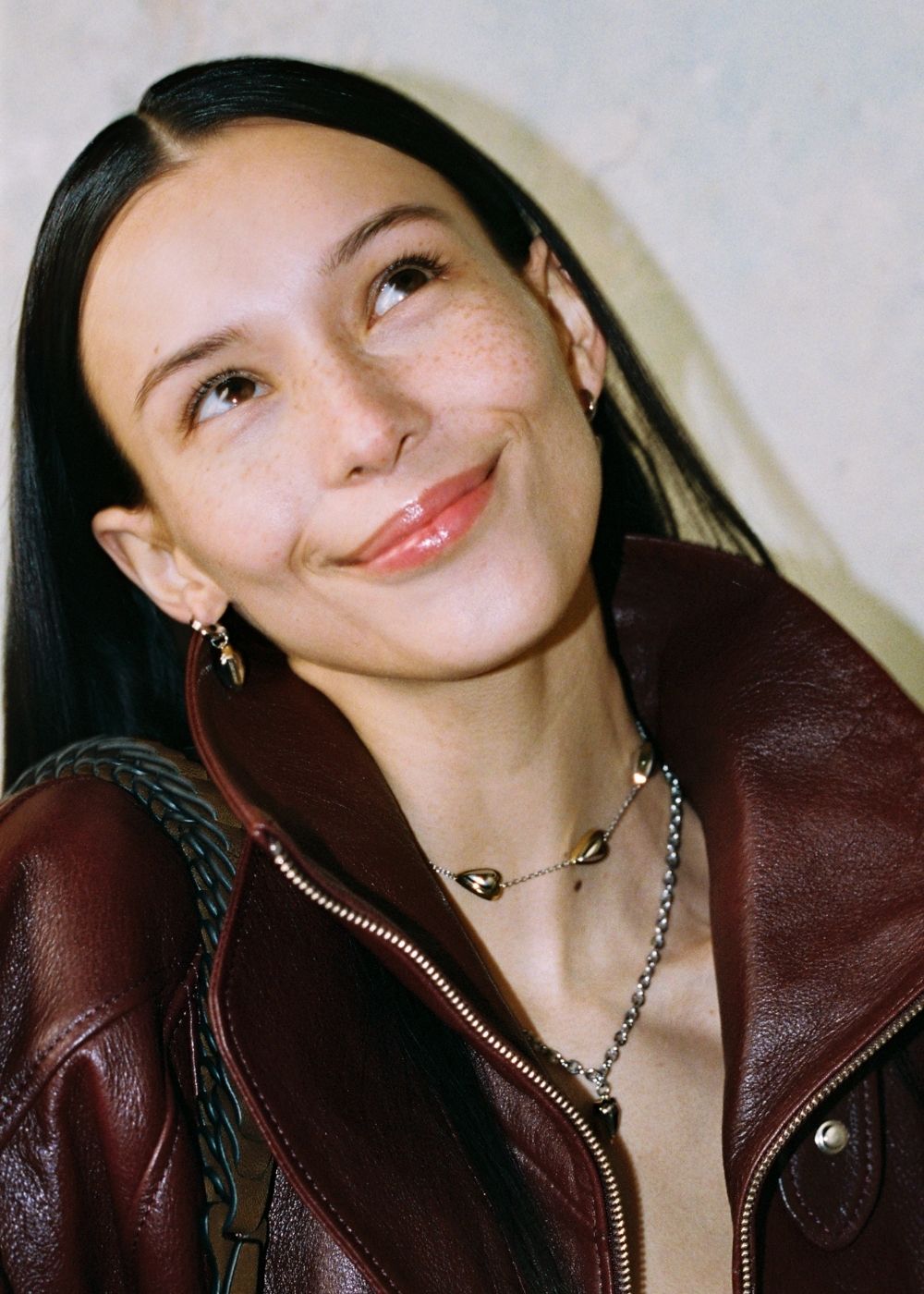 Model trägt LIEBESKIND BERLIN Schmuck mit silberfarbener Halskette, Anhänger und passenden Ohrringen, kombiniert mit Lederjacke – moderner, urbaner Schmucklook.