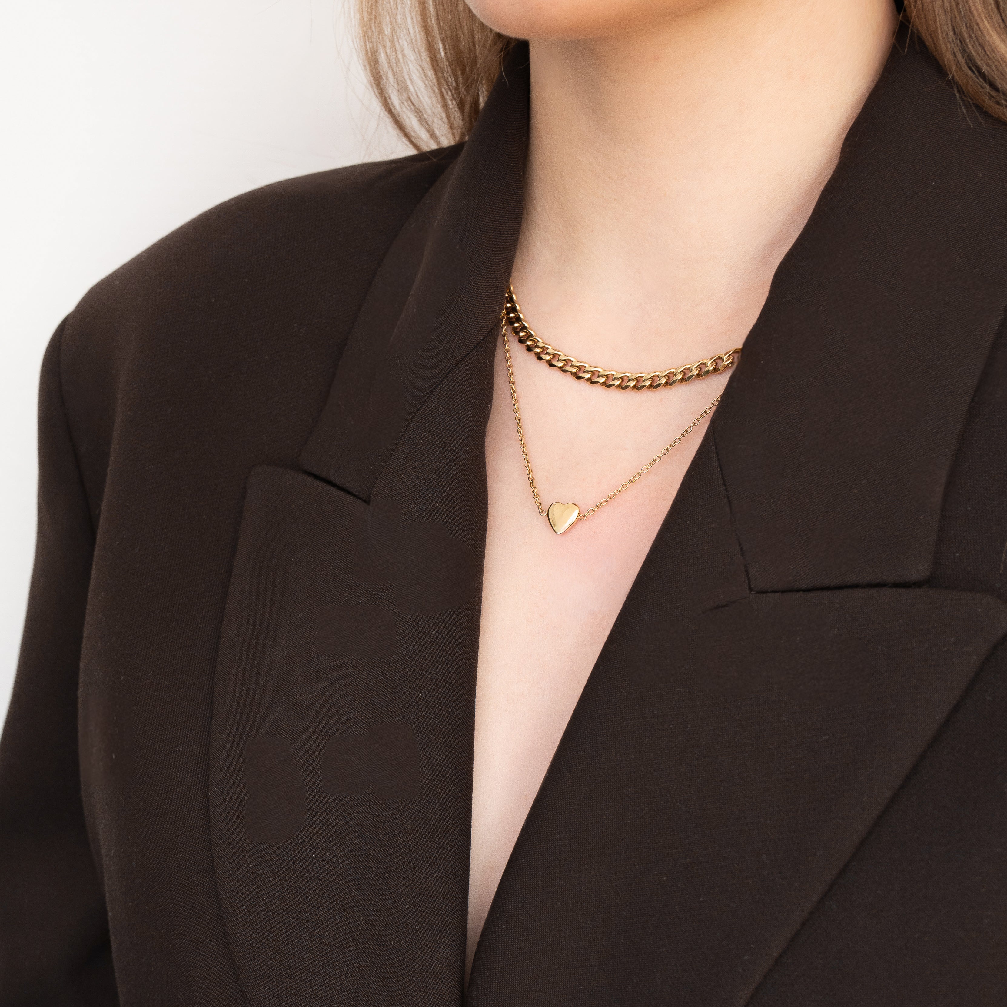 Modelträgt Tamaris Halsketten im Layer-Look