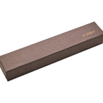 Braunes, rechteckiges Schmuckkästchen mit goldenem "Amen"-Logo auf dem Deckel, schräg abgebildet - ideal als Geschenk für das Amen Herren Armband - The Statement oder andere Edelstahl-Accessoires von Amen.