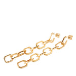 PDPaola Ohrhänger - Die Kette: Goldfarbene, geometrische Kettenglied-Ohrringe mit hexagonalen Gliedern der Marke PDPaola, präsentiert vor weißem Hintergrund.