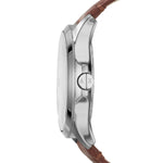 Seitenansicht der Armani Exchange Armbanduhr - The Brown Leather, einer hochwertigen silbernen Uhr mit braunem Lederarmband und A|X-Detail auf der Krone.