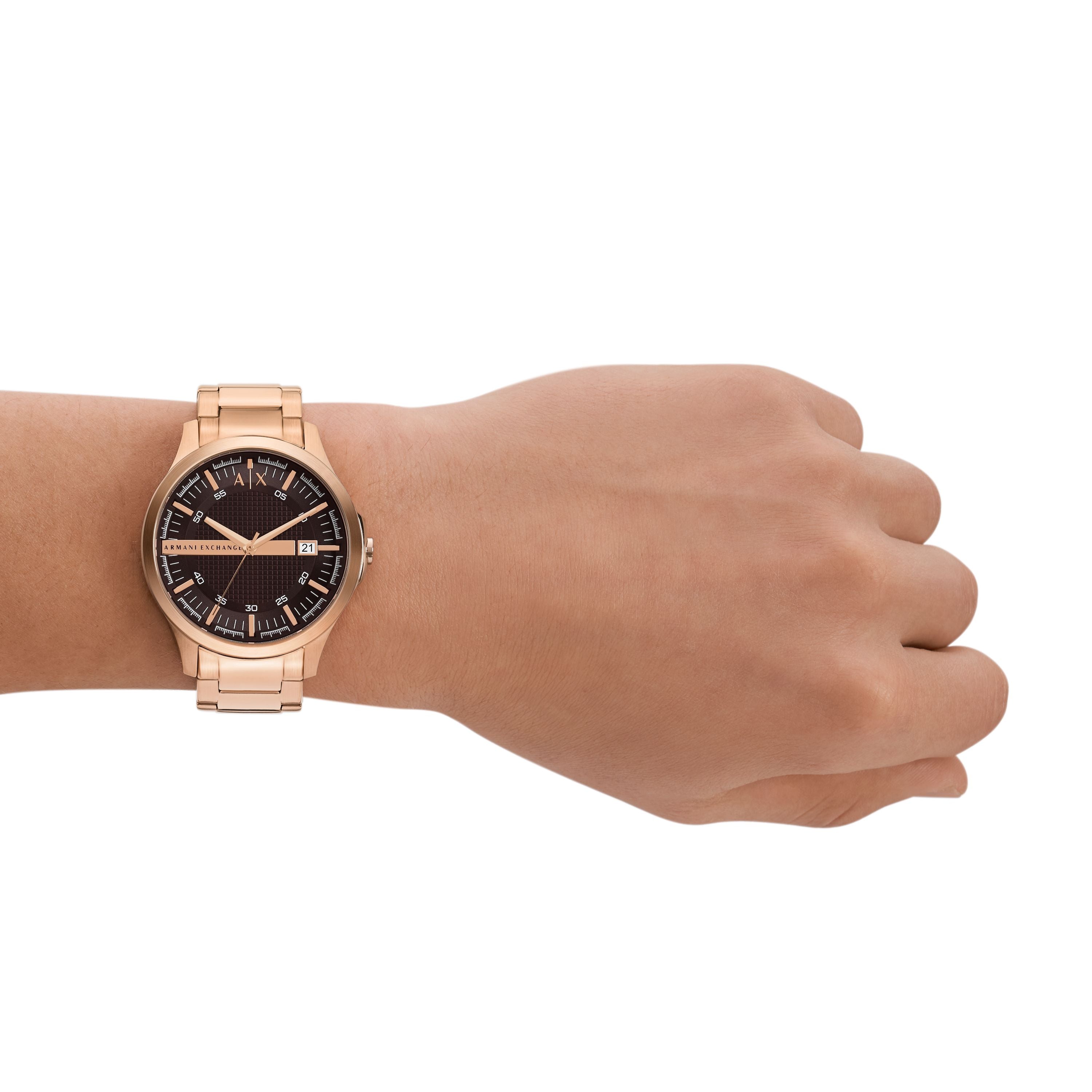 Armani Exchange Armbanduhr mit schwarzem Zifferblatt mit roségoldenen Indizes und Datumanzeige, roségoldenem Gehäuse und roségoldenem Gliederband; Tragebild