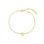 Das ANIA HAIE Armband - Tiny Shield von Ania Haie ist ein zartes Goldkettenarmband mit einem kleinen schildförmigen Anhänger und einem rechteckigen Schild in der Nähe des Verschlusses.
