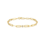 Das ANIA HAIE Armband - Paper Clip von Ania Haie hat ein goldenes Kettenglieddesign mit einem einzelnen runden Diamanten in der Mitte, der auf einem weißen Hintergrund abgebildet ist.