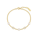 Das ANIA HAIE Armband - Cube and Pearl von Ania Haie besteht aus einer goldenen Kette mit drei Perlen, zwei quadratischen Kristallen und einem kleinen, eingravierten Namensschild an der Schließe.
